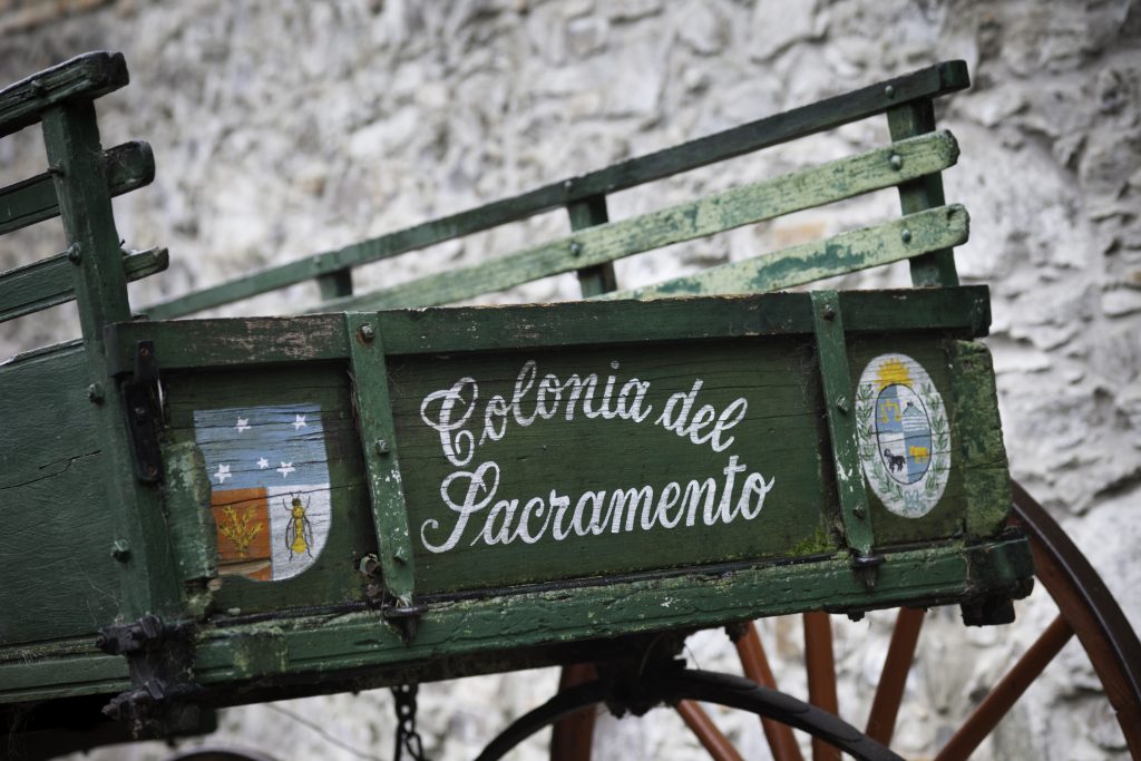 Carro en las calles de Colonia del Sacramento