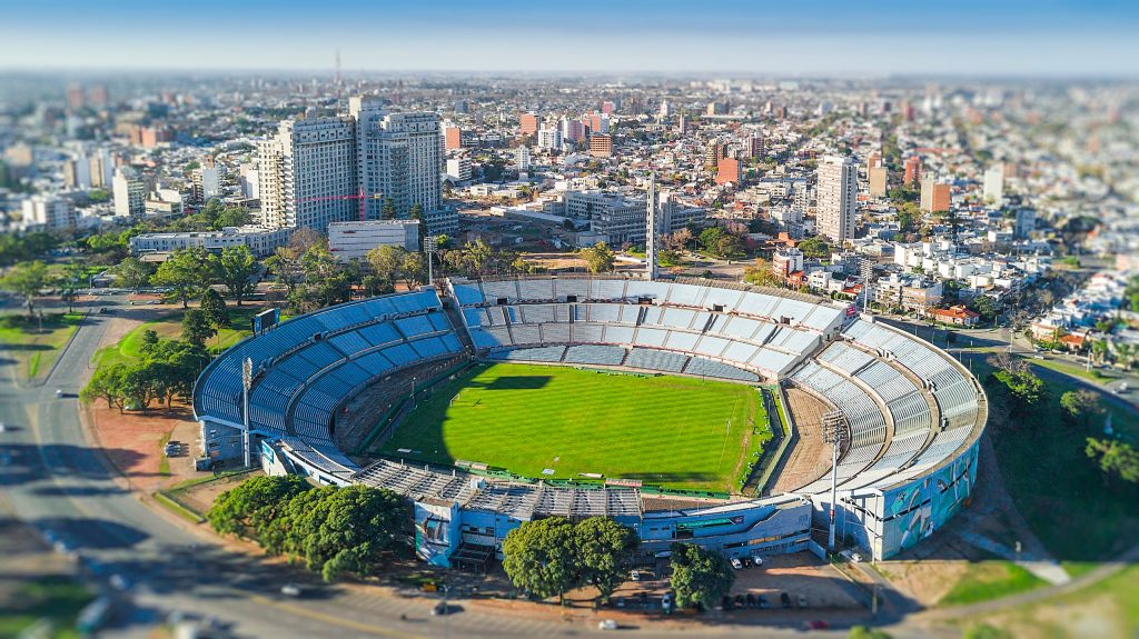 Foto áerea de Montevideo y el estadio Centenario