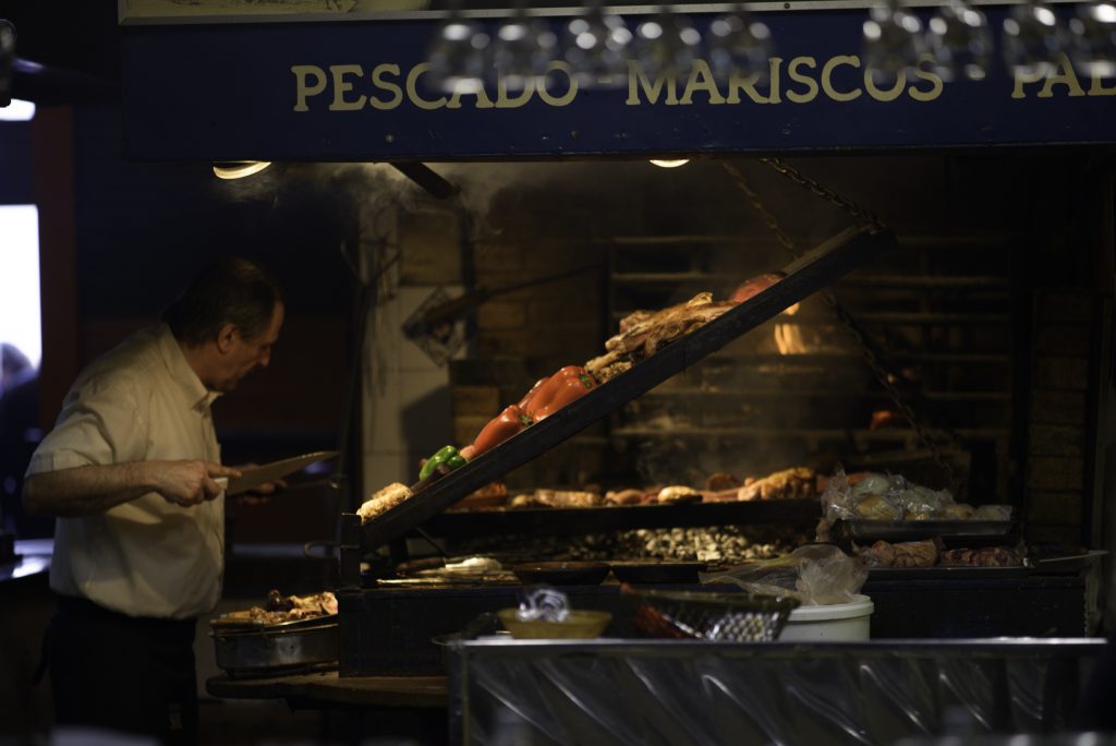 Asador en Mercado del Puerto, Montevideo