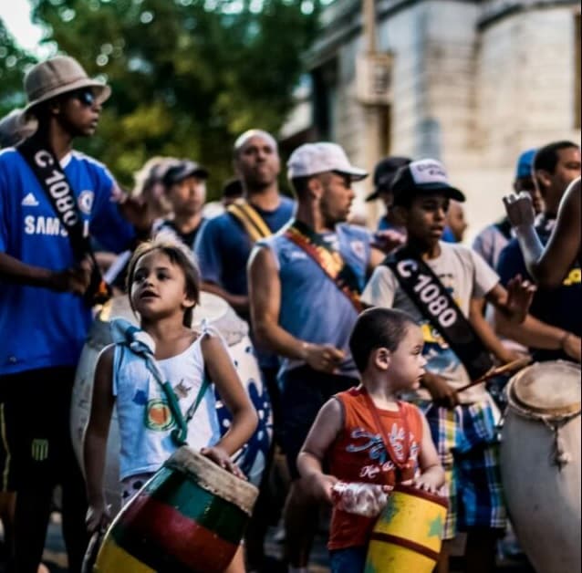 Cuerda de tambores de la comparsa de candombe C1080 ensayando
