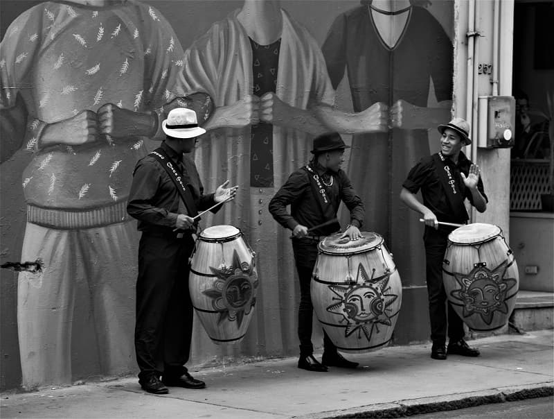 Tres percusionistas tomando tambores interpretando candombe