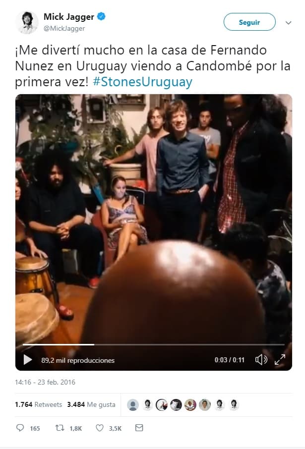 Mick Jagger observa a varias personas tocando tambores en una casa de Montevideo