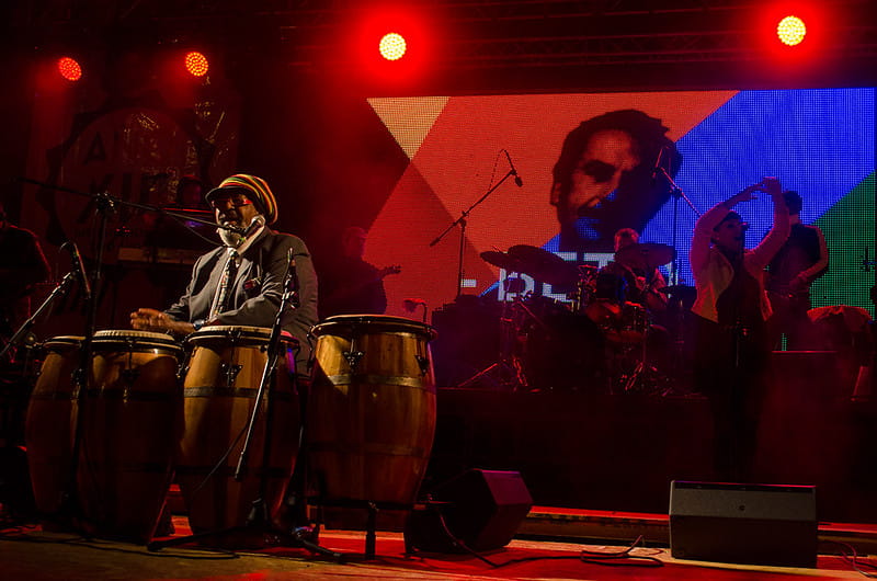 Rúben Rada actúa en un concierto, sentado detrás de tres tambores