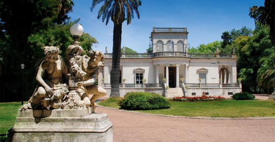 Imagen del frente del Museo Juan Manuel Blanes; una vieja casona en dos platas, rodeada de un parque