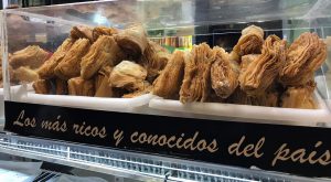 Pasteles hojaldrados de membrillo dentro de una vitrina que, al frente, tiene un mensaje que dice: "Los más ricos y conocidos de país"