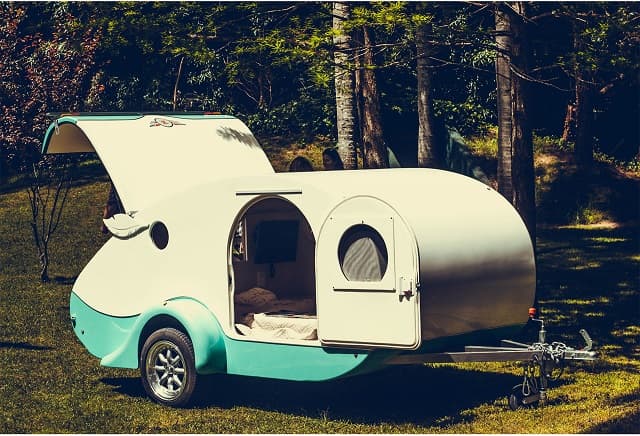 Imagen de una camper blanca y verde