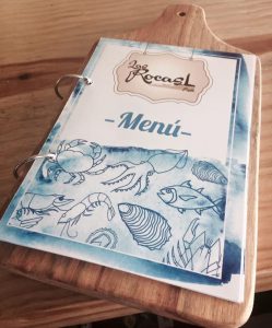 Imagen del menú de Las Rocas Restó: sobre un fondo blanco hay dibujos en azul de peces, calamares, mariscos, etc.