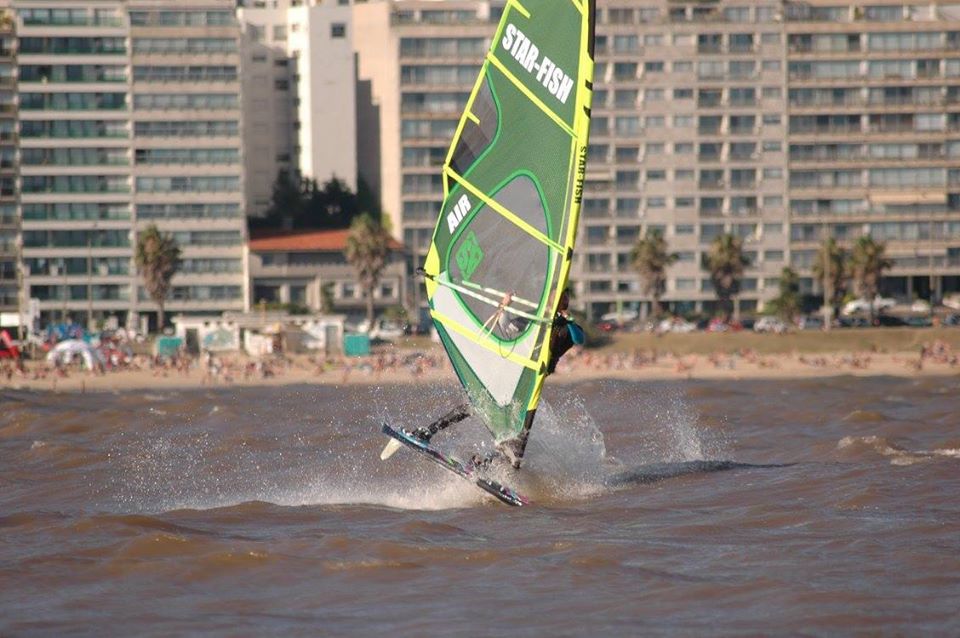 Imagen de una persona practicando windsurf en el Río de la Plata, frente a las costas de Montevideo.