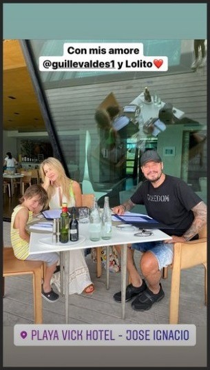 Captura de una historia de Instagram en la que aparece Marcelo Tinelli con su familia sentados a una mesa del restaurante de Playa Vick de José Ignacio