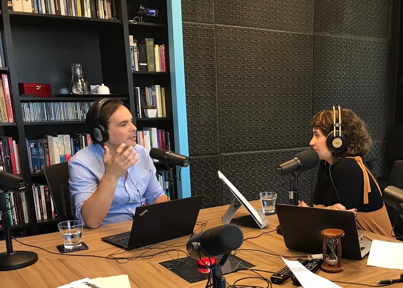 Andrés Gil habla al micrófono junto a Romina Andrioli, en el estudio de Radio Mundo