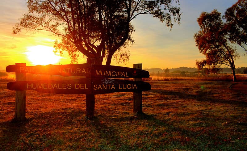 Cartel que indica el ingreso a Humedales de Santa Lucína, uno de los parques nacionales de Uruguay