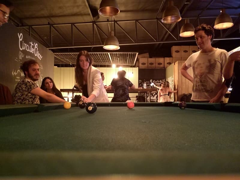 Varias personas jugando al pool