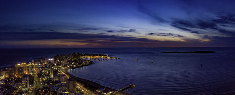 Imagen aérea nocturna de la península de Punta del Este