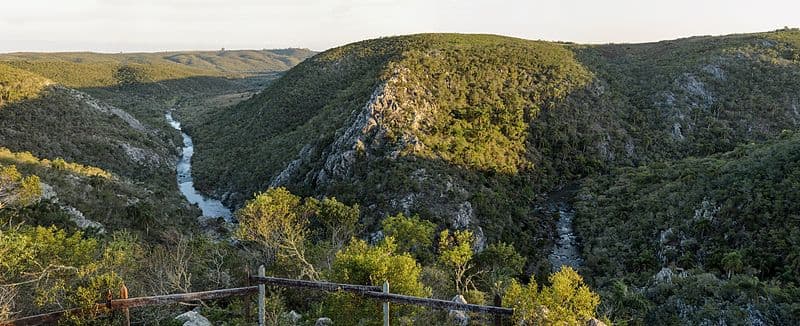 Vista aérea de la Quebrada de los Cuervos, uno de los parques nacionales de Uruguay; el Arroyo Yerbal atraviesa las sierras tupidas de vegetación