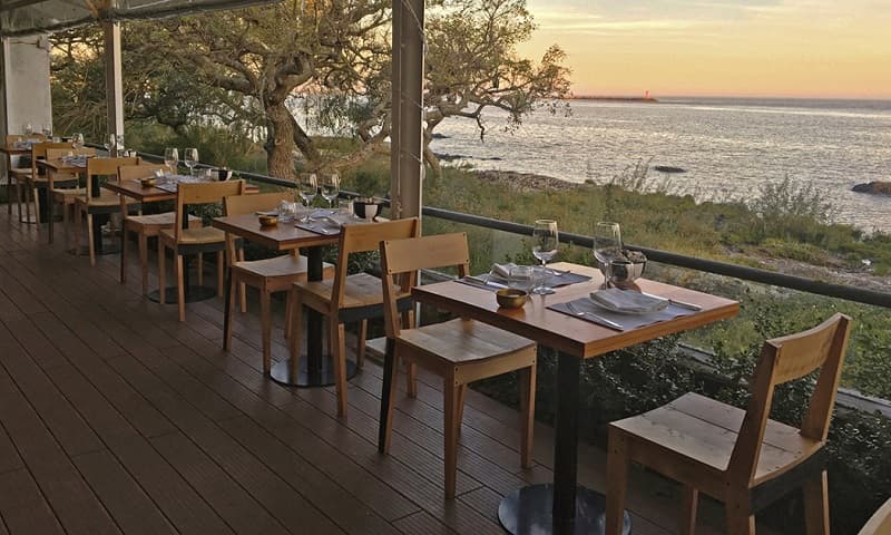 Vista al Río de la Plata desde la terraza del restaurante Charco Bistró de Colonia del Sacramento