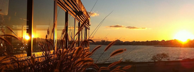 Vista de un atardecer sobre la rambla de Montevideo, desde un lateral del restaurante Hemingway