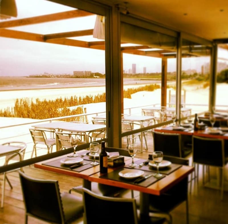 Vista de los edificios que dan a la rambla de Montevideo, desde el interior del restaurante Salmuera Café Bistró