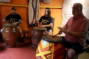 Alberto Sonsol, Patricia Madrid y El Gaucho Influencer tocando candombe en Tamborilearte junto a otras personalidades