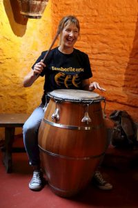 Manuela Di Silveira tocando candombe en Tamborilearte junto a otras personalidades