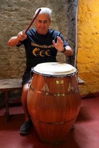 Conrado Hughes tocando candombe en Tamborilearte junto a otras personalidades