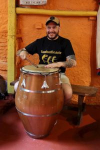 El Gaucho Influencer tocando candombe en Tamborilearte junto a otras personalidades